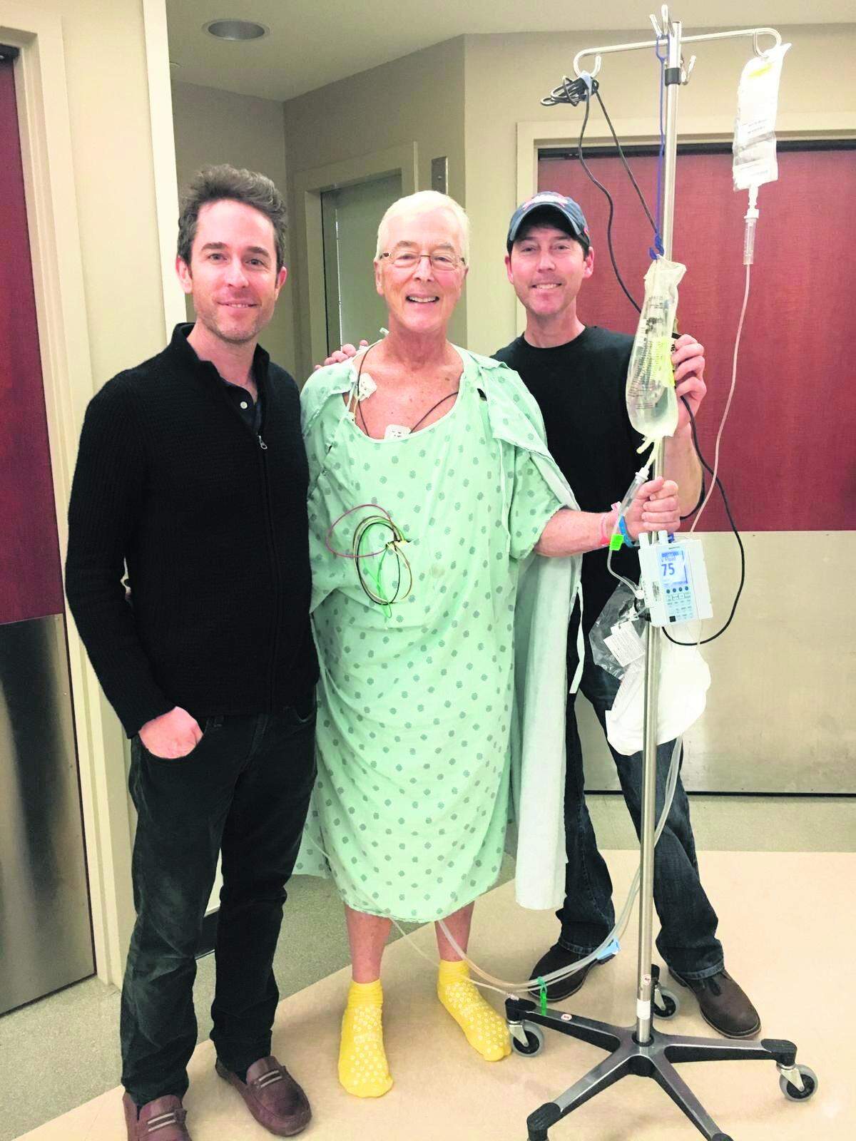 Bob Dickinson, el director ejecutivo jubilado de Carnival Cruise Lines, junto a sus hijos: Matt Dickinson (izq) y Rob Dickinson. Bob Dickinson fue diagnosticado con cáncer de páncreas en Etapa 1 en 2019 y fue tratado por el Dr. Horacio Asbun en Miami Cancer Institute, parte de Baptist Health South Florida.