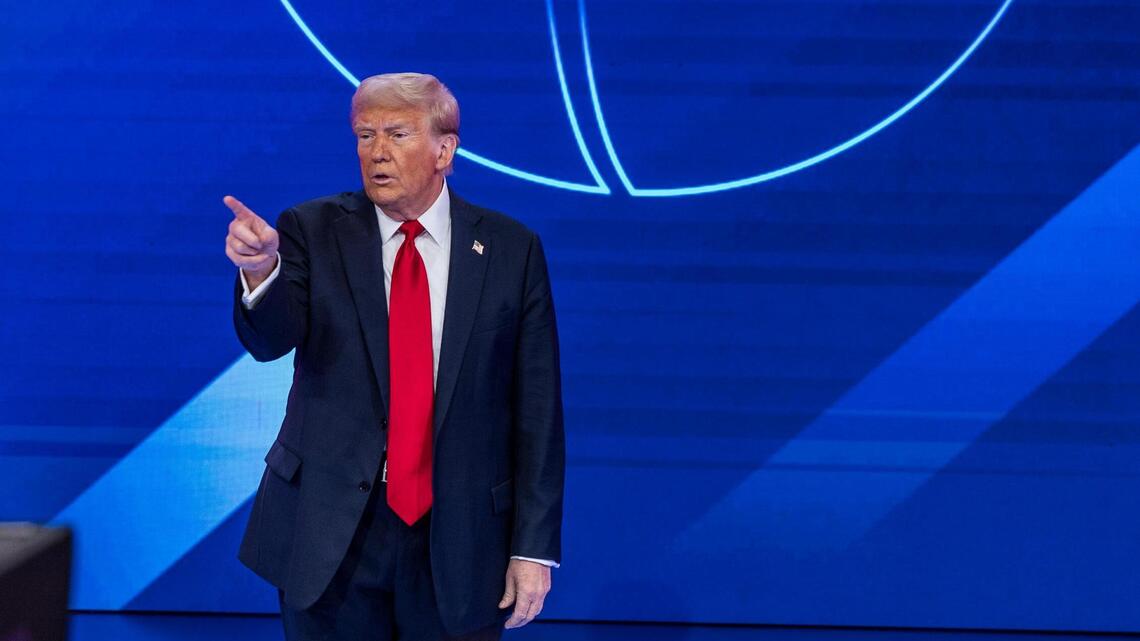 Trump adopta posición de mano dura sobre inmigración en foro de hispanos en Miami-Dade