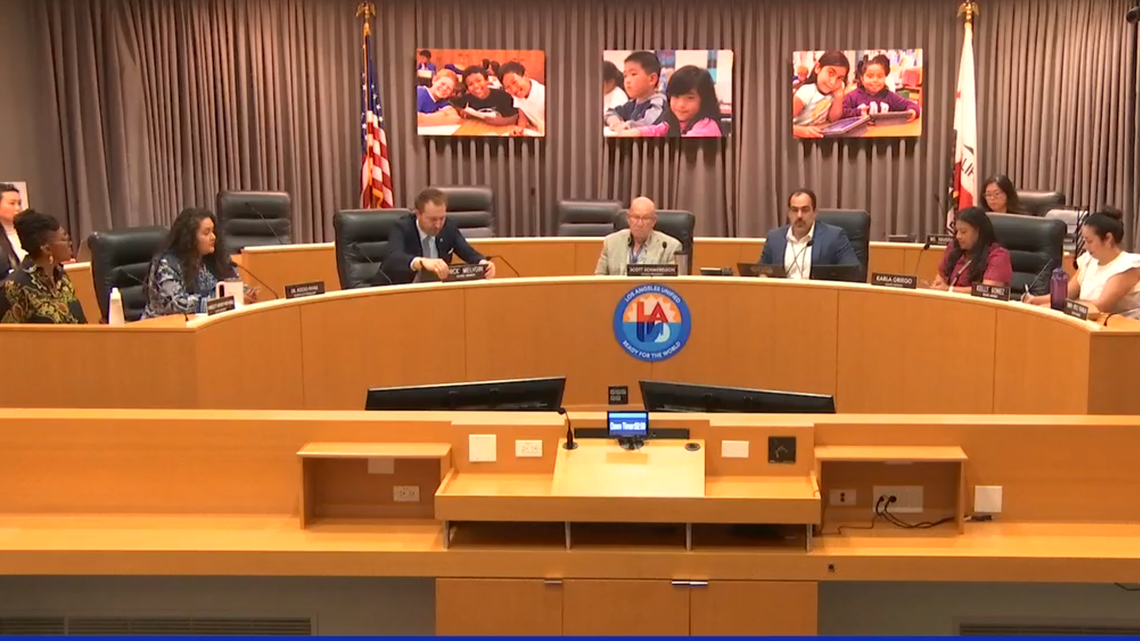 Suspenden a Alberto Carvalho en Los Ángeles tras allanamientos del FBI