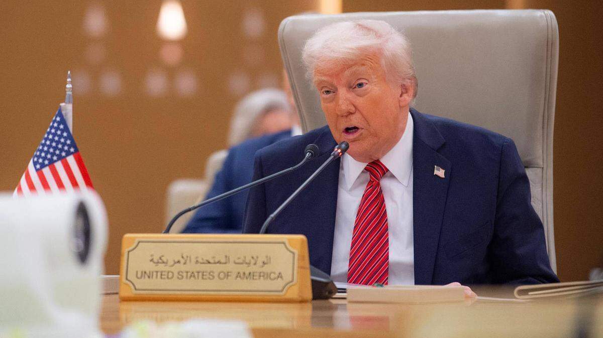 El presidente de Estados Unidos, Donald Trump, asiste a la Cumbre de Líderes del Consejo de Cooperación del Golfo (CCG) en el Ritz-Carlton el 14 de mayo de 2025 en Riad, Arabia Saudita. 