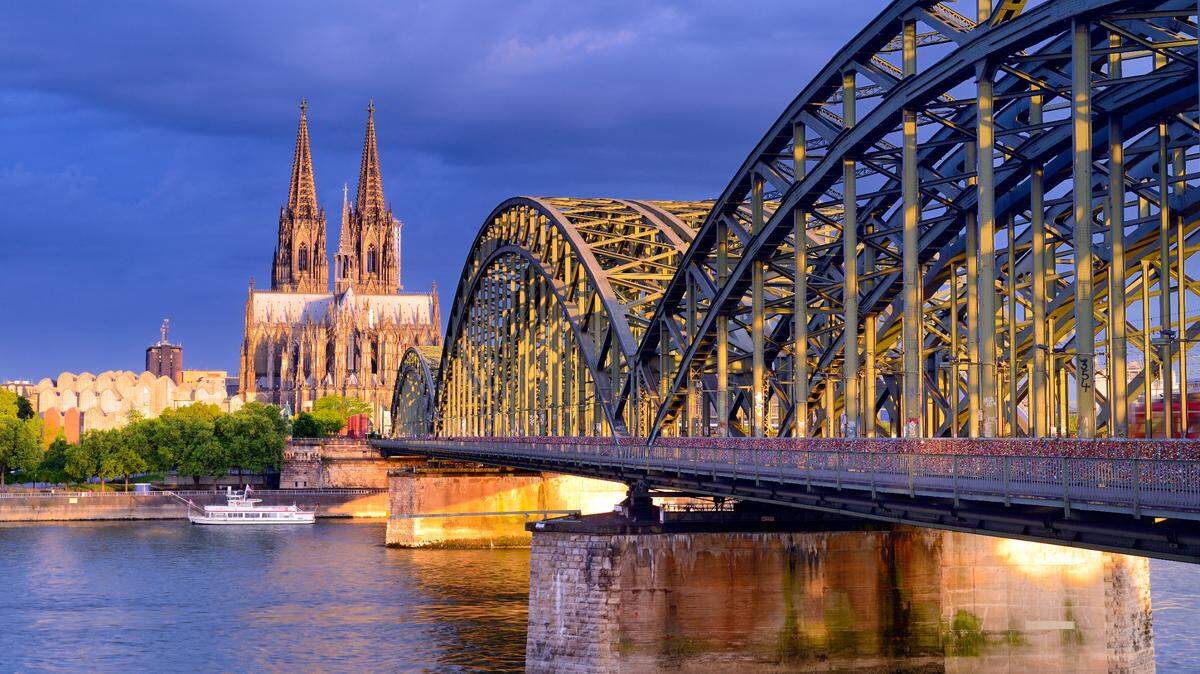Vistas de la ciudad de Colonia con su famosa catedral y el puente Hohenzollern sobre el río Rin.