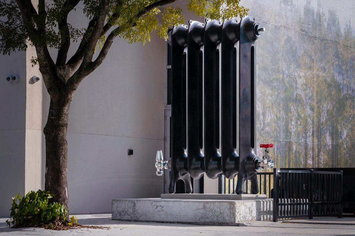 “Climax” es una escultura de 13 pies hecha de 1 tonelada de acero inoxidable reciclado diseñada por Jean Thierry Besins.