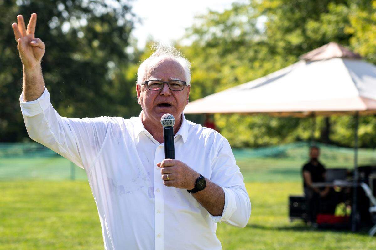 Foto de archivo del gobernador demócrata de Minnesota, Tim Walz, durante una visita a Des Moines, Iowa, el sábado 30 de septiembre de 2023.