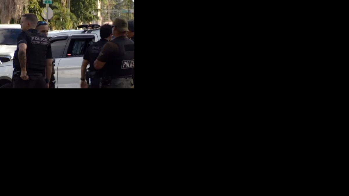 Detectives de la policía de Miami interrogaron a los detenidos en el departamento de policía.