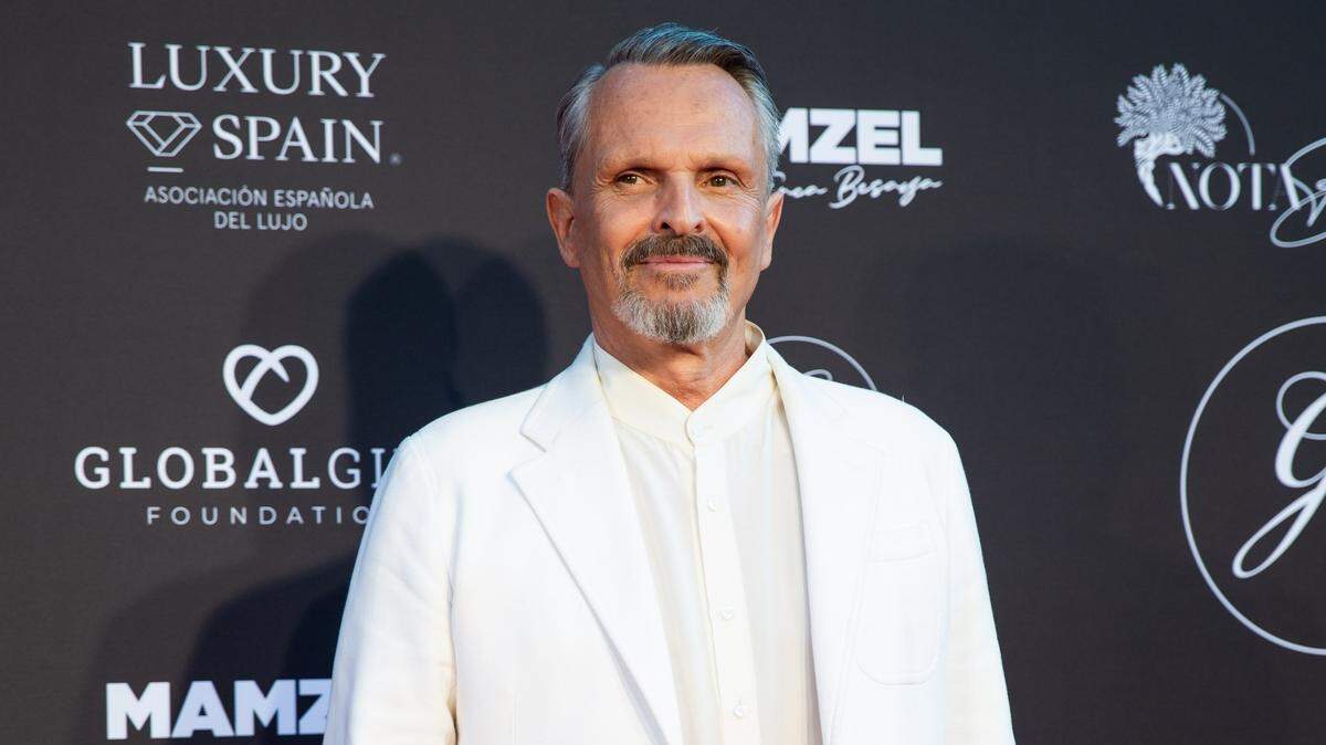 
Miguel Bosé en el photocall de la Gala Global Gift en Marbella
