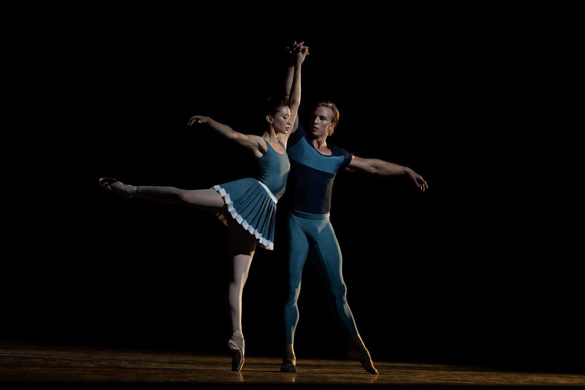 Macarena Giménez y Chase Swatosh, bailarines principales de Miami City Ballet, en “Year of The Rabbit”, coreografía de Justin Peck, el viernes 17 de octubre de 2025, en el Arsht Center.