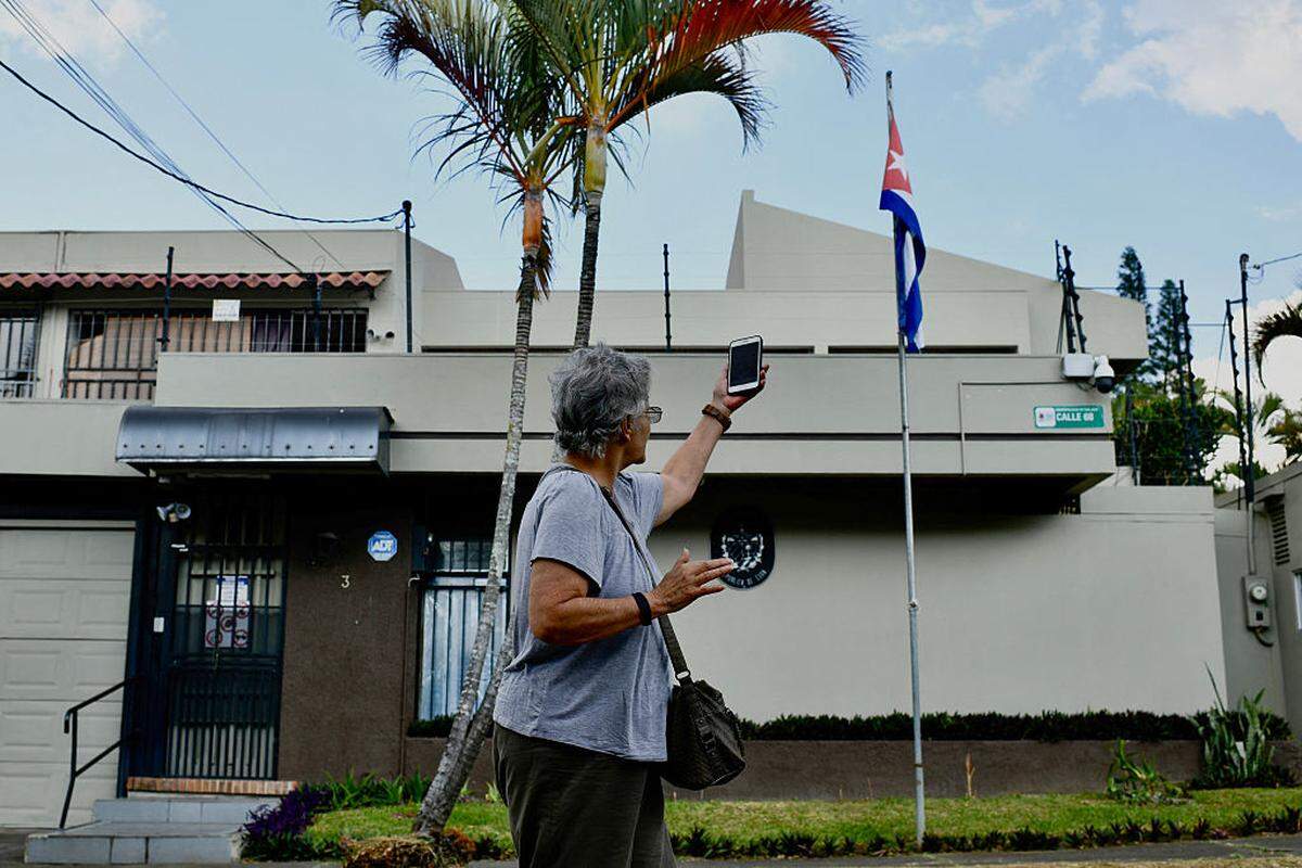 Una mujer toma fotos frente a la Embajada de Cuba en San José, Costa Rica, el miércoles 18 de marzo de 2026.