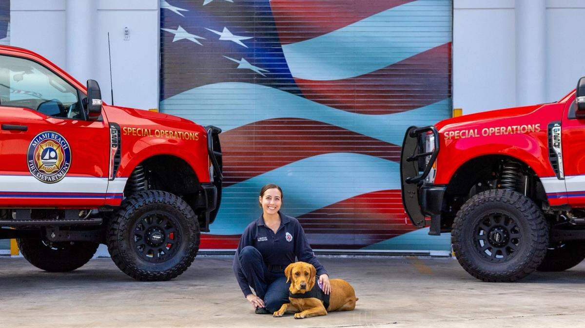 Stephany Marcos con su perrita Salsa. Ambas son miembros del Cuerpo de Bomberos y Rescatistas de Miami Beach y correrán en la Tropical 5 K por una causa.