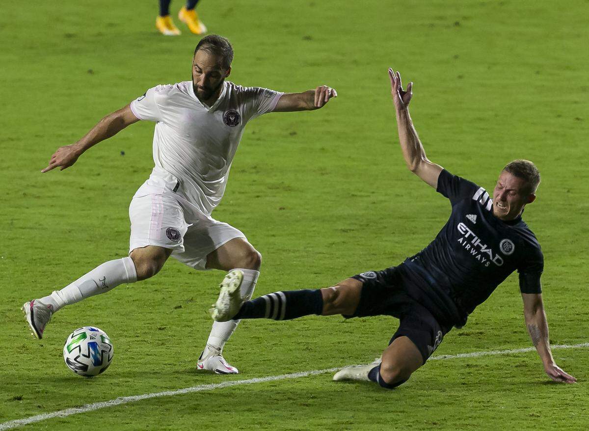 El delantero del Inter Miami Gonzalo Higuaín (izq.) controla posición del balón en el partido ante el New York City FC, celebrado el 3 de octubre de 2020 en Fort Lauderdale, Florida.