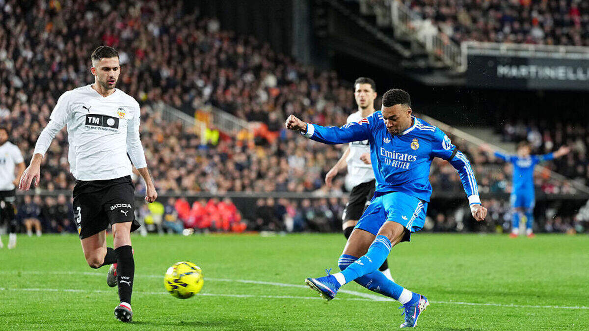 El delantero del Real Madrid Kylian Mbappé dispara a puerta en el partido de la liga española ante Valencia, celebrado el 8 de febrero de 2026 en Valencia.
