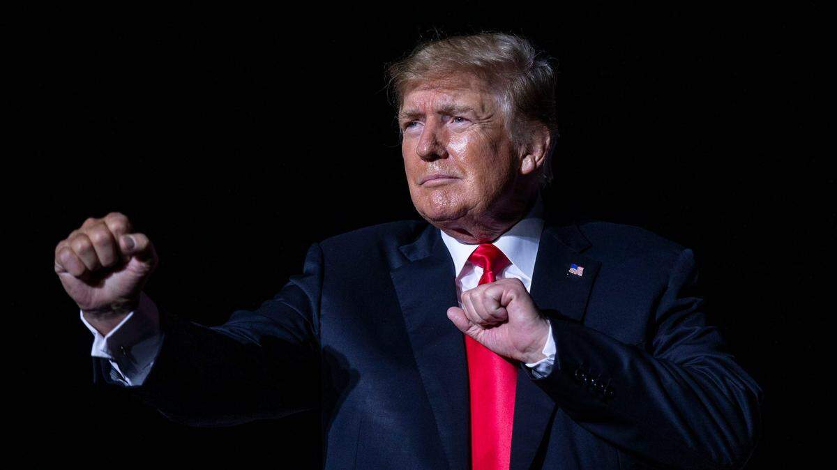 El expresidente Donald Trump concluye un mitin el 9 de octubre de 2021 en Des Moines.