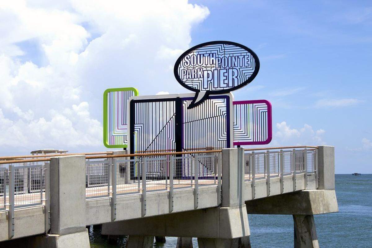 'Eloquent South Pointe Park Pier Gate', 2014, de Tobias Rehberger. Ubicada en South Pointe Park, 1 Washington Avenue, Miami Beach.