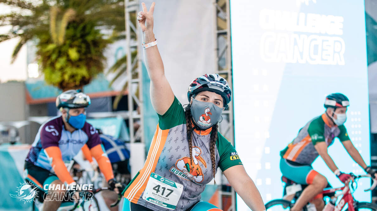 El signo de la victoria hace una de las participantes del Dolphins Challenge Cancer XI, en febrero del 2021.
