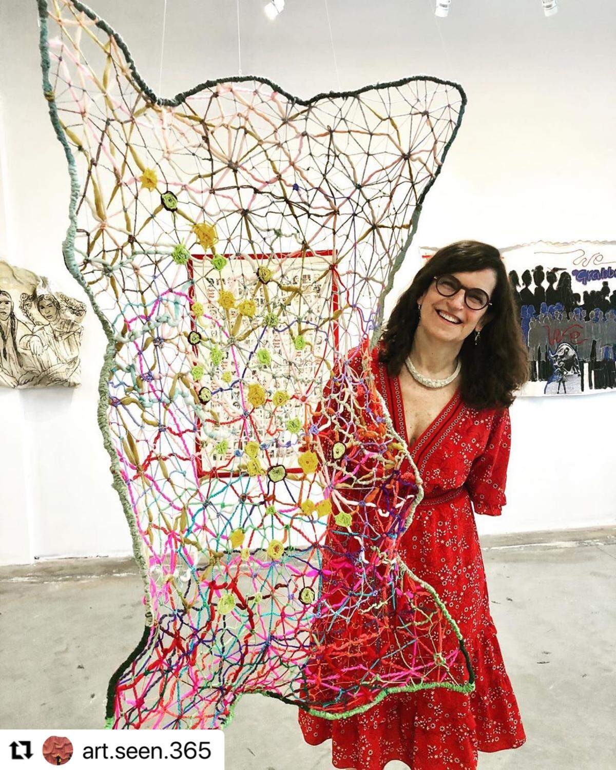 Evelyn Politzer junto a su obra 'Past, Present and Future Connections', 2020.