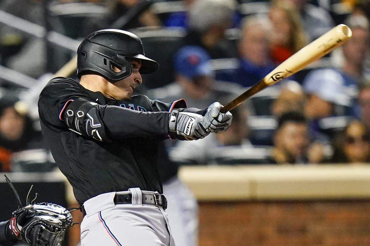 El jardinero de los Marlins JJ Bleday batea un jonrón en el tercer inning del partido ante los Mets, celebrado el 27 de septiembre de 2022 en Nueva York.