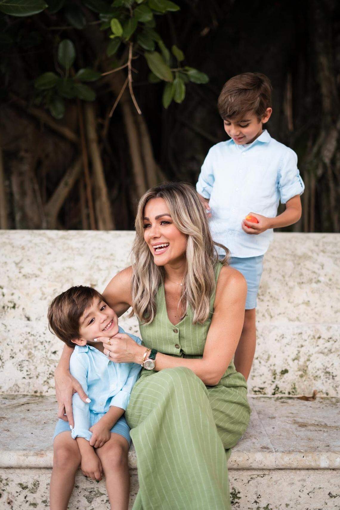 Journalist Gloria Ordaz with her sons Diego Alejandro, 8 years old, and Sebastián Mateo, 5 years old. “I measure my success by the happiness and smile of my children,” said the co-host of “Noticiero Telemundo 51.”