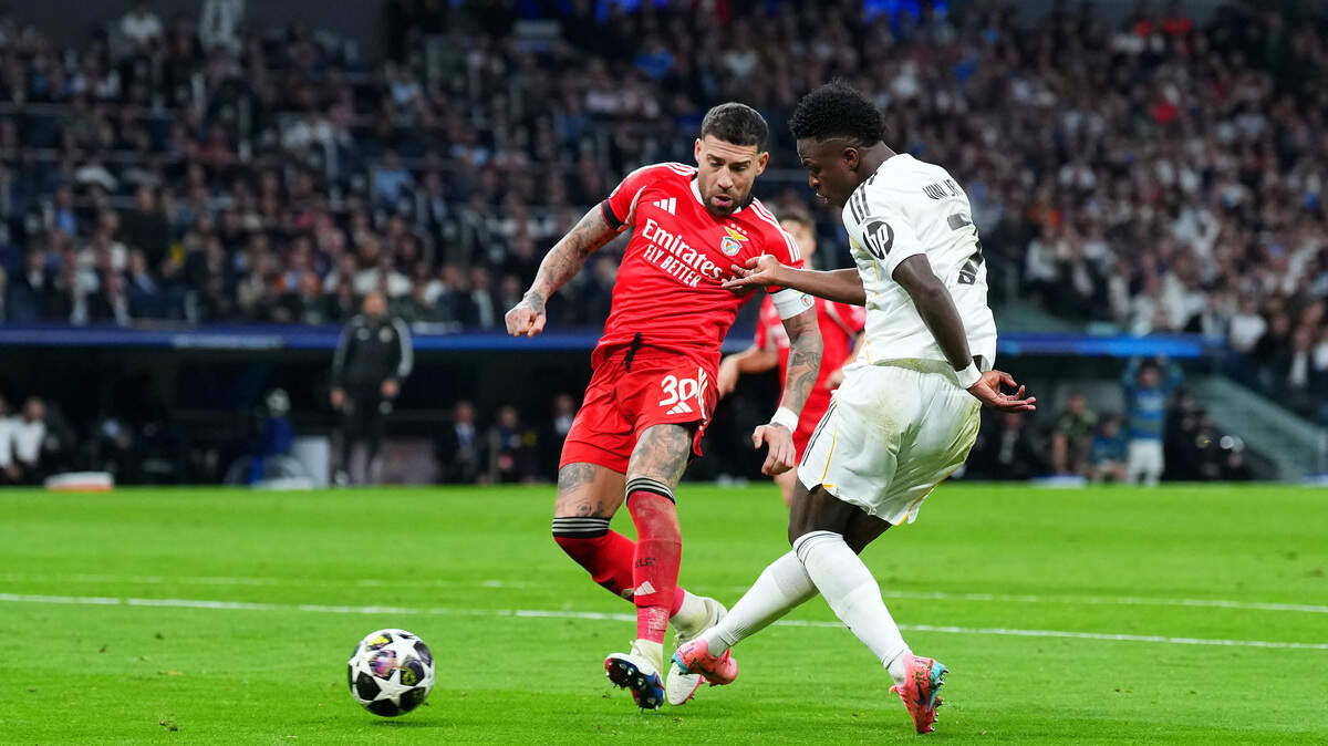 El delantero del Real Madrid Vinícius Junior (der.) marca el segundo gol de su equipo ante el Benfica, durante el partido de vuelta de los playoffs de la Liga de Campeones, celebrado el 25 de febrero de 2026 en Madrid, España.