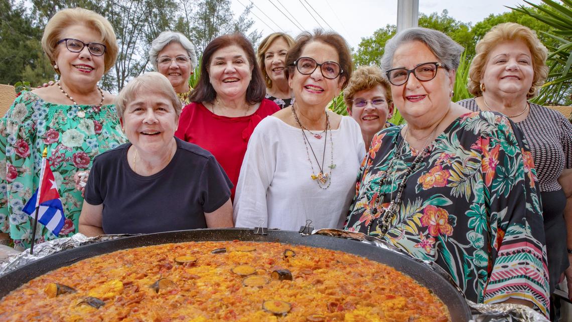 De izq. a der.: Maria Luisa Martínez, Marta Aguado, Benita McDermott, Lourdes Buján, Mercedes Méndez Agraz, Norma Barquet, Luisa Duarte, Charito Izquierdo y Elita Sotorrio Vázquez se reunieron en Miami el 26 de abril del 2019. Ellas llegaron de adolescente a Estados Unidos como parte del éxodo de Pedro Pan y compartieron en una escuela de Richmond, Virginia.