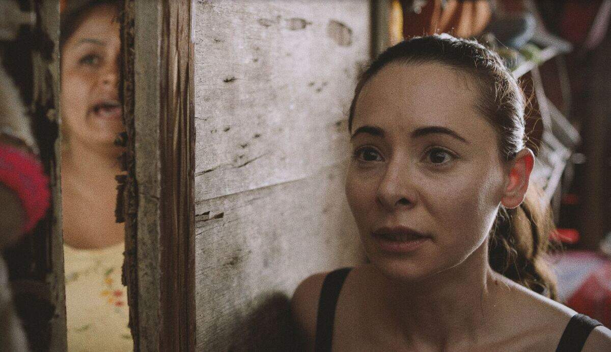 Lorena en la escena donde teme que su madre (Evelyn Osmarling Hernández Chávarri) la sorprenda.&nbsp;&nbsp;