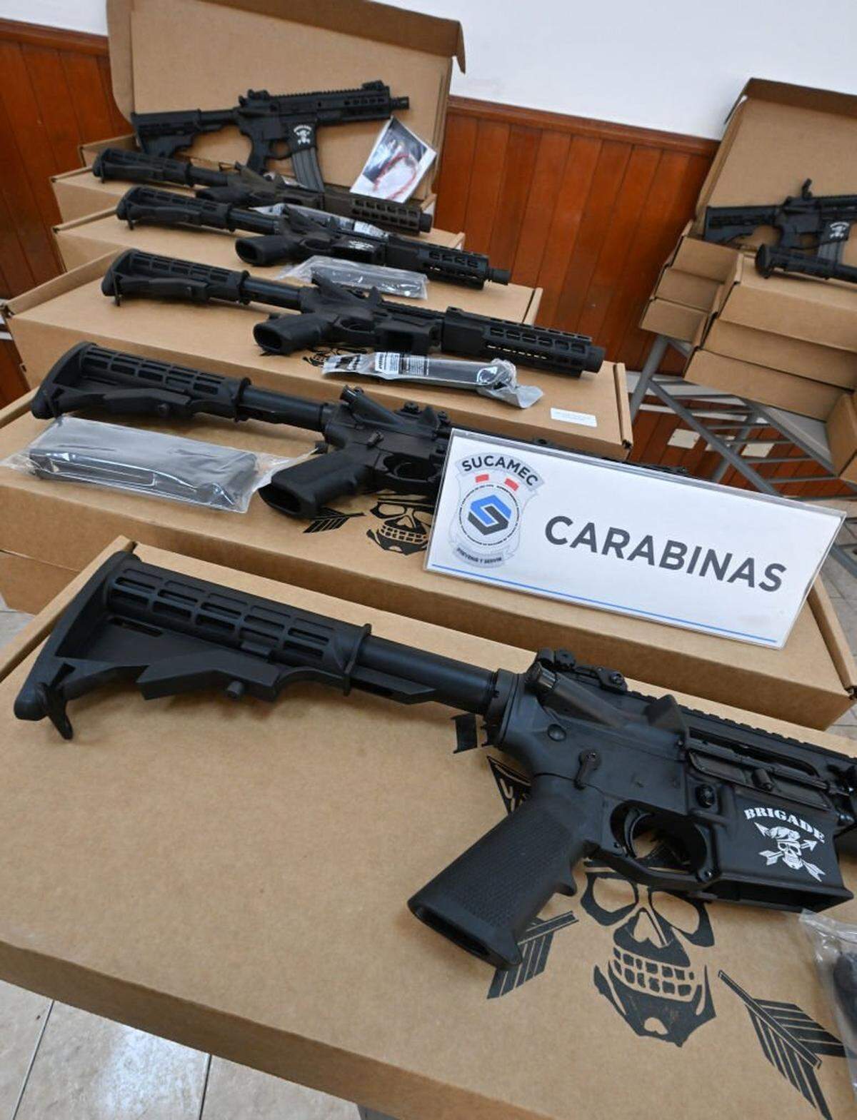 Algunas de las armas incautadas durante una redada coordinada en varias ciudades de Perú se exhiben en la SUCAMEC —el organismo nacional de control de armas—, en Lima, el 13 de marzo de 2024.