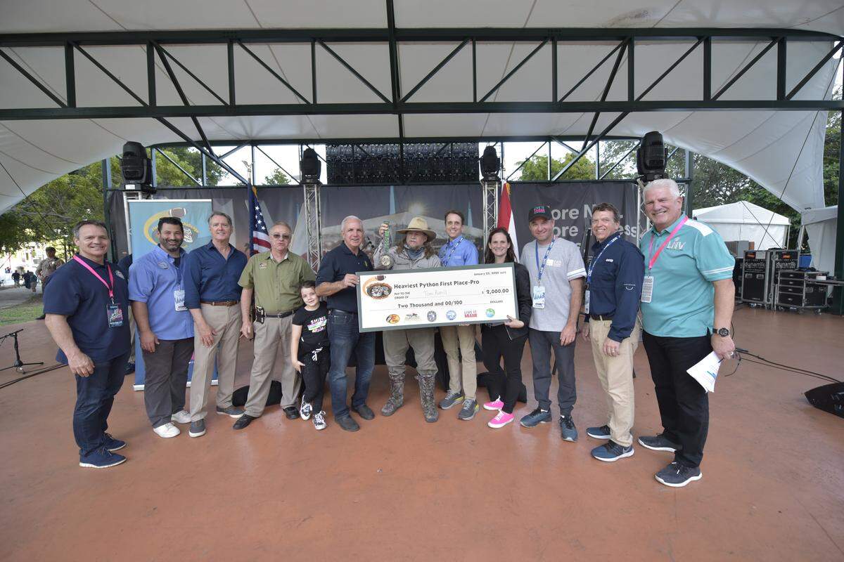 En la categoría de las pitones más grandes, Tom Rahill se alzó con el gran premio de $2,000 al capturar una serpiente de 12 pies y 7.3 pulgadas. Foto: FWC /Avery Bristol