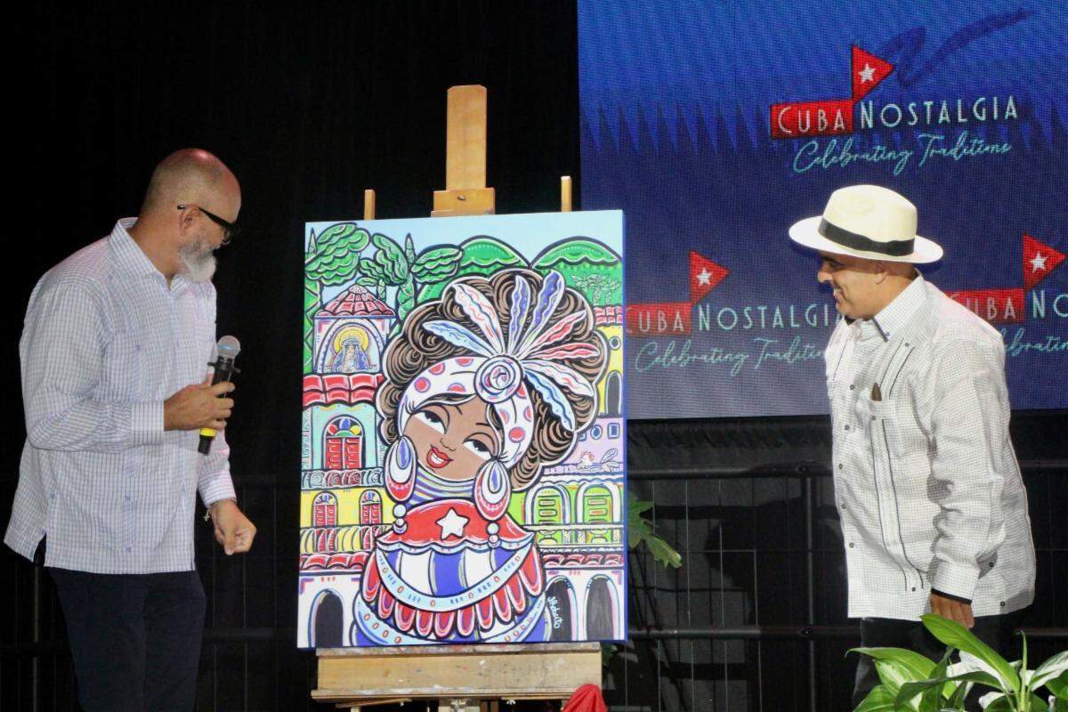 El artista Julio Roberto y Peter Regalado develan el afiche conmemorativo inspirado en La guarachera de Cuba.