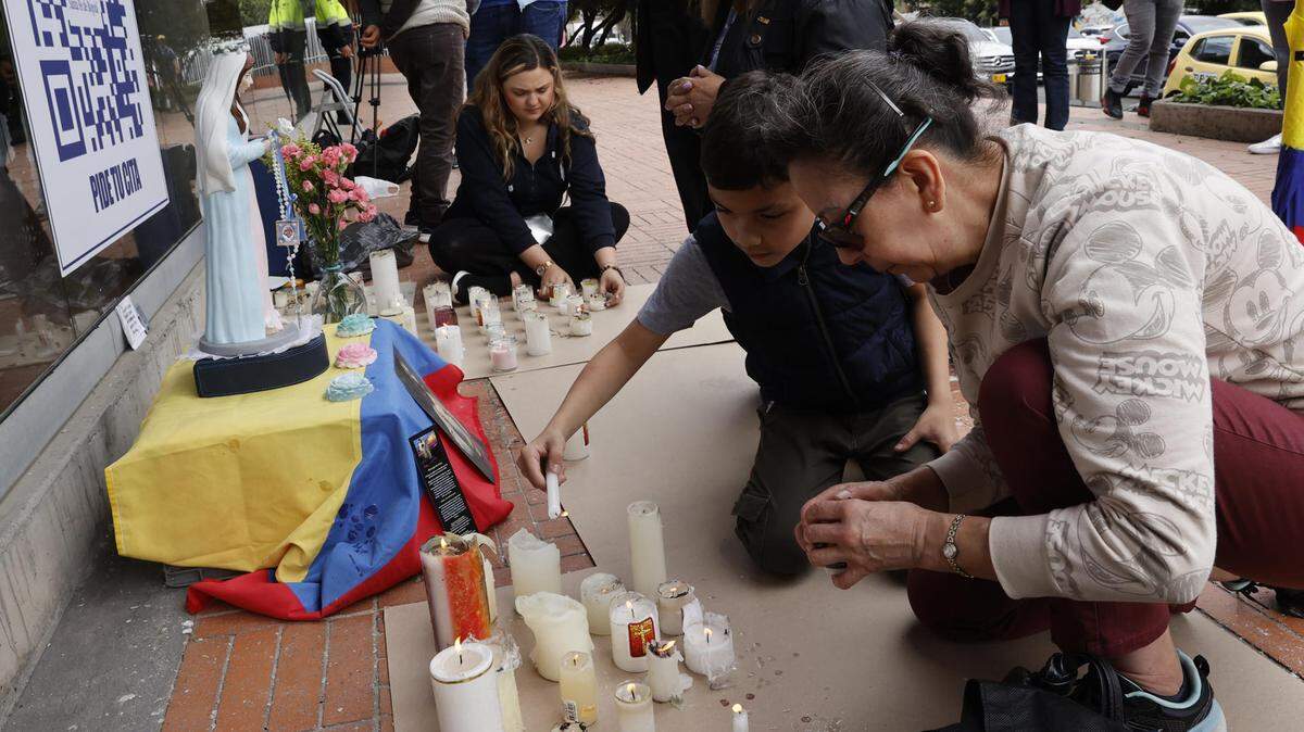 Varias personas ponen velas junto a una virgen en honor al senador y precandidato presidencial colombiano Miguel Uribe Turbay este martes, 10 de junio de 2025, en la Fundación Santa Fe de Bogotá, Colombia. Uribe Turbay, herido en un atentado el pasado sábado, “permanece en estado crítico” pero “estable”, señaló la Fundación Santa Fe de Bogotá, donde está ingresado.