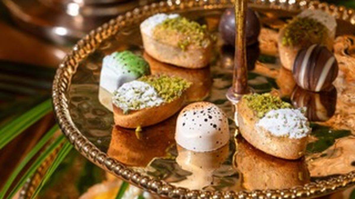 Pao by Paul Qui ofrece un festín inspirado en el océano, que incluye exquisitos platos a la carta, un hermoso buffet de postres y un paquete de bebidas ilimitadas durante dos horas.