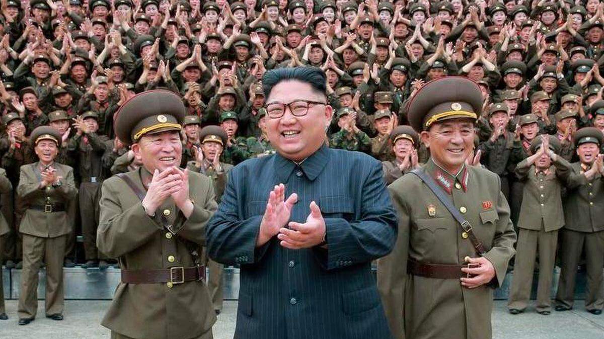 En esta foto de archivo del 14 de agosto de 2017, distribuida por el gobierno de Corea del Norte, el líder norcoreano Kim Jong Un agradece la bienvenida de los oficiales militares durante su visita a las Fuerzas Estratégicas del Ejército Popular de Corea en Corea del Norte.