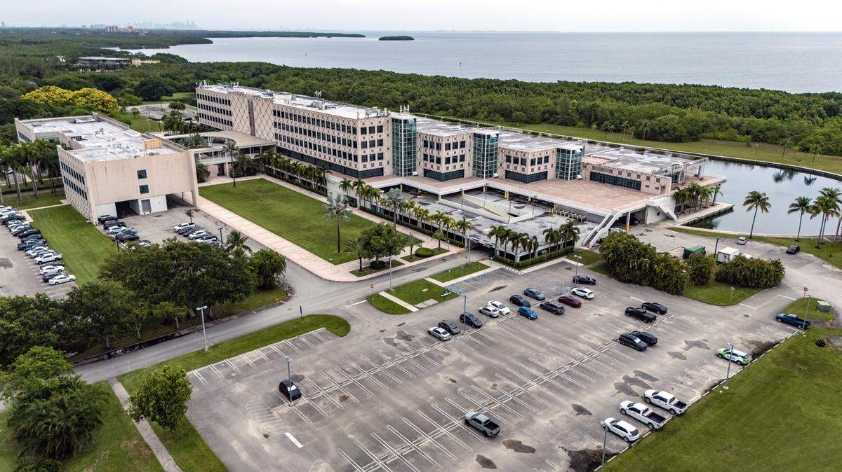 Vista aérea de dron muestra el campus de oficinas del Palmetto Bay Village Center en un terreno inundable en la Bahía Biscayne el 2 de julio de 2025. Los propietarios planean expandir el complejo, construido por Burger King como su sede corporativa en la década de 1980, para convertirlo en un complejo de apartamentos, casas adosadas, tiendas, restaurantes, oficinas y un hotel.
