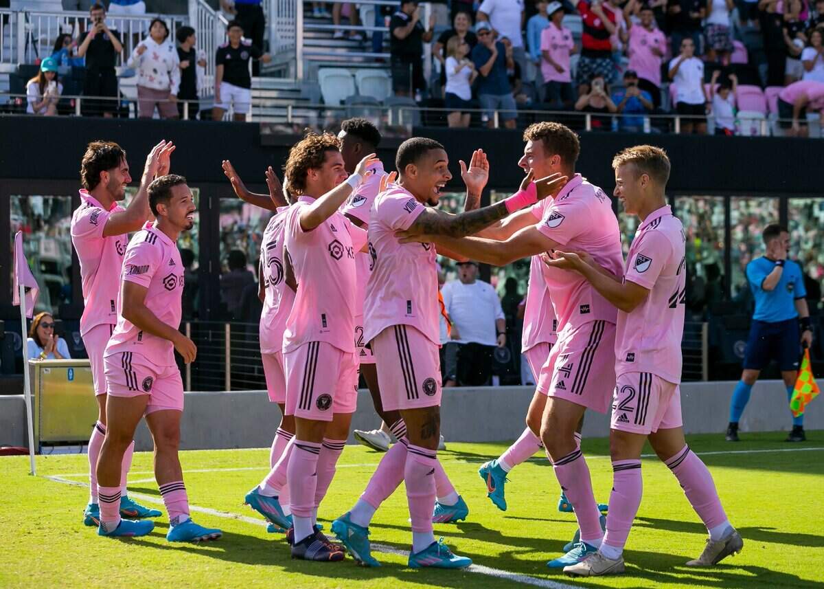 Los jugadores del Inter Miami celebran tras un gol del delantero Leonardo Campana (izq.), en el partido celebrado el 9 de abril de 2022 en Fort Lauderdale.