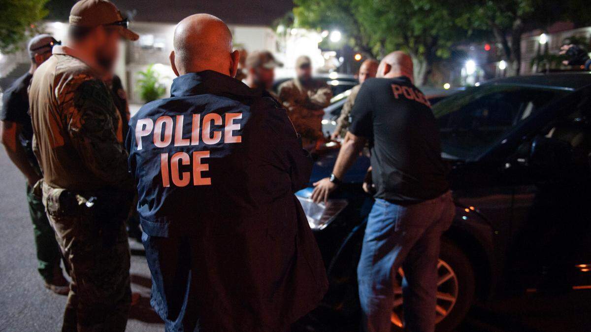 La Oficina de Detención y Deportación realizan un arresto en Miami. Florida. En el año fiscal 2022 arrestó a 46,396 no ciudadanos con antecedentes penales que tenían 198,498 cargos y condenas asociados.