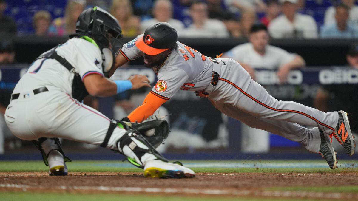 El receptor de los Marlins Ali Sánchez pone out al jardinero de los Orioles de Baltimore Cedric Mullins, en una jugada en el inning 10 del partido celebrado el 25 de julio de 2024 en Miami.