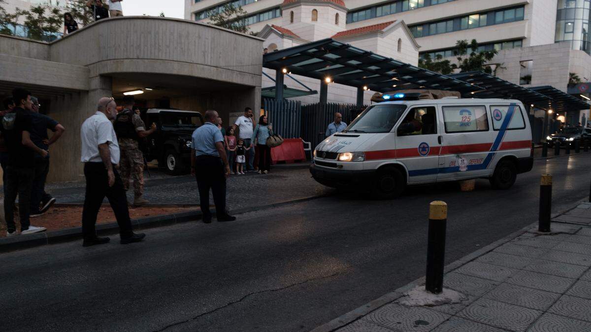 Una ambulancia llega al Hospital San Jorge de Beirut, Líbano, el martes 17 de septiembre de 2024. El miércoles se reportaron nuevas explosiones de aparatos de comunicación en la capital libanesa.