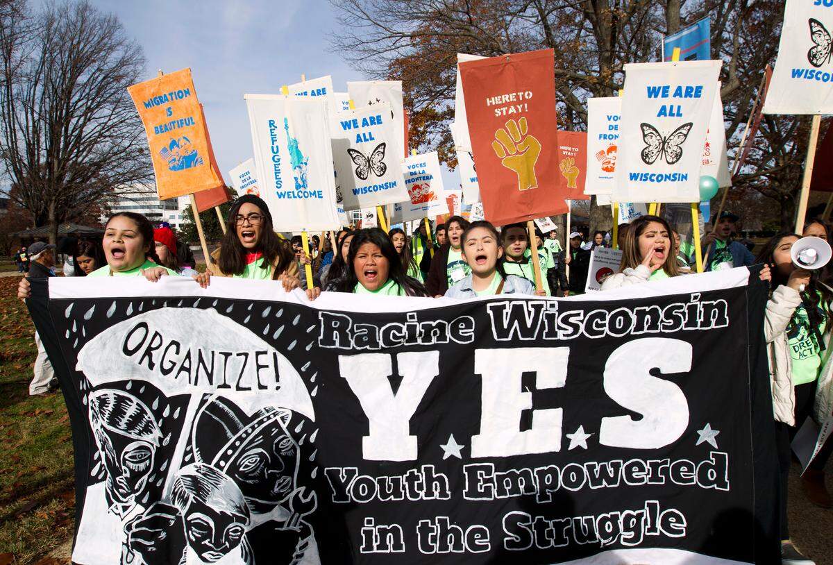 Manifestantes marchan en apoyo a los beneficiarios de los programas DACA y TPS, en el Capitolio, Washington.