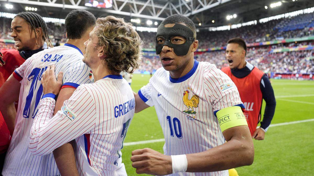 El astro de Francia Kylian Mbappé (der.) celebra con sus compañeros de equipo tras el triunfo ante Bélgica en los octavos de final de la Eurocopa, en el partido celebrado el 1ro de julio de 2024 en Dusseldorf, Alemania.