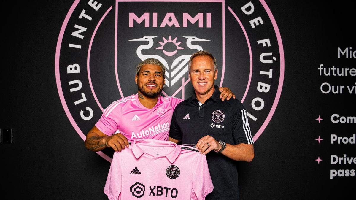 Josef Martinez (izq.) junto al director deportivo Chris Henderson tras firmar con el Inter Miami CF este 18 de enero de 2023.