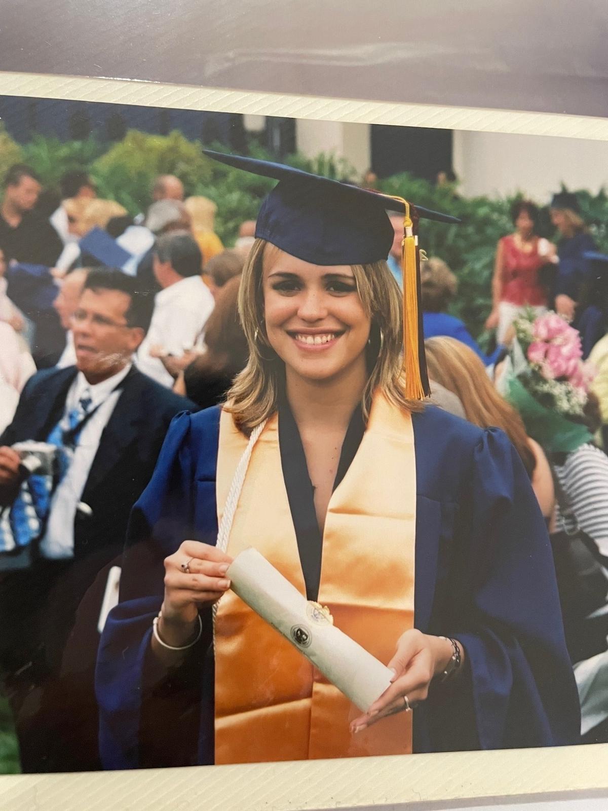 Carolina Sarassa durante su graduación de FIU.