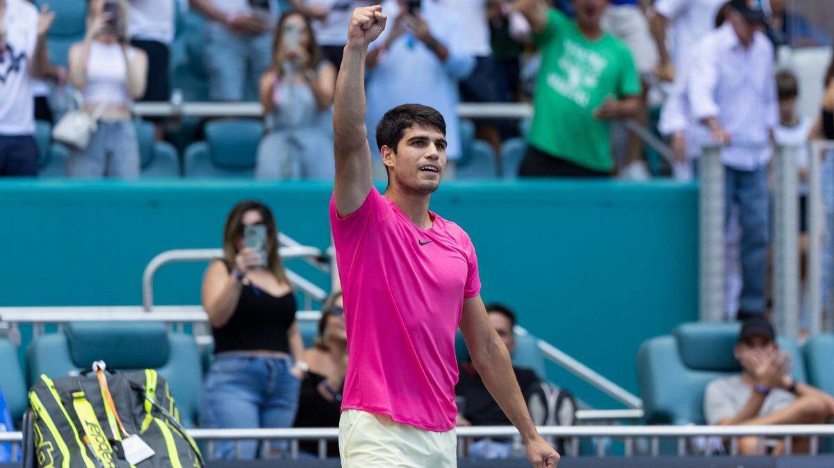 El español Carlos Alcaraz reacciona tras vencer al estadounidense Tommy Paul en el Miami Open, en el partido celebrado el 28 de marzo de 2023 en el Hard Rock Stadium de Miami Gardens, Florida.