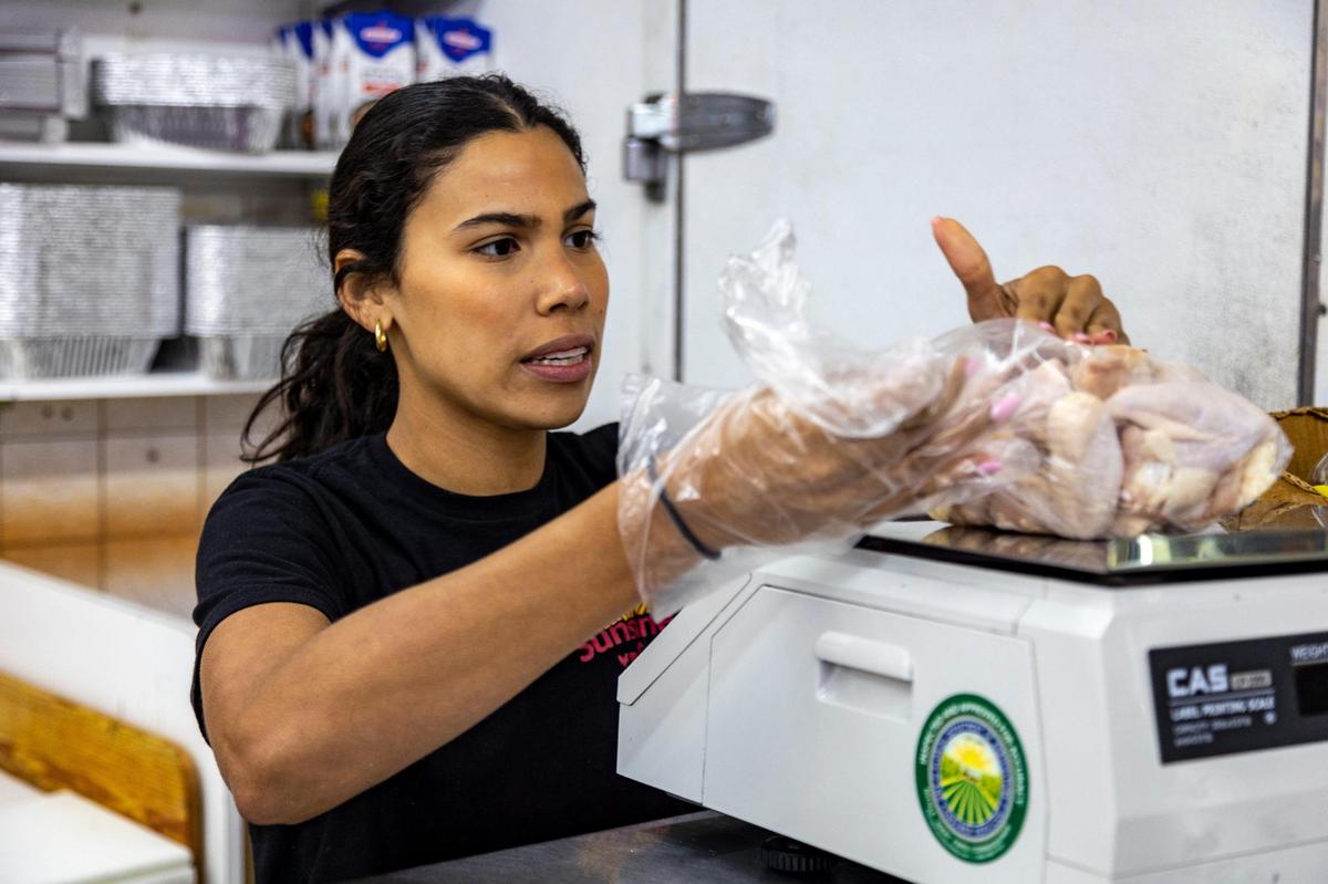 Karissa Disla comenzó a ayudar en el negocio de sus padres, Sunshine Meat Market, un pequeño mercado y carnicería en Miami Gardens, cuando era niña. Hoy se turna con su hermana para atender a los clientes y crear nuevas ideas para impulsar el negocio.