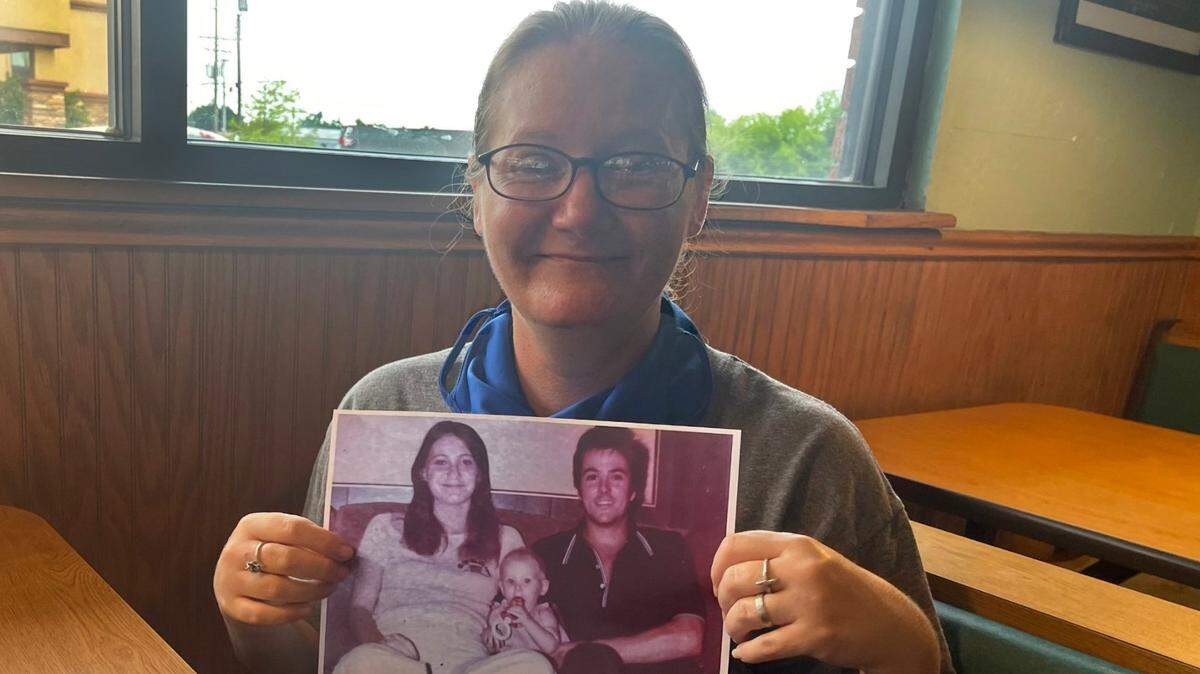 Una mujer conocida como “Baby Holly” fue encontrada viva y sana 40 años después de que sus padres fueran asesinados en los bosques de Texas.