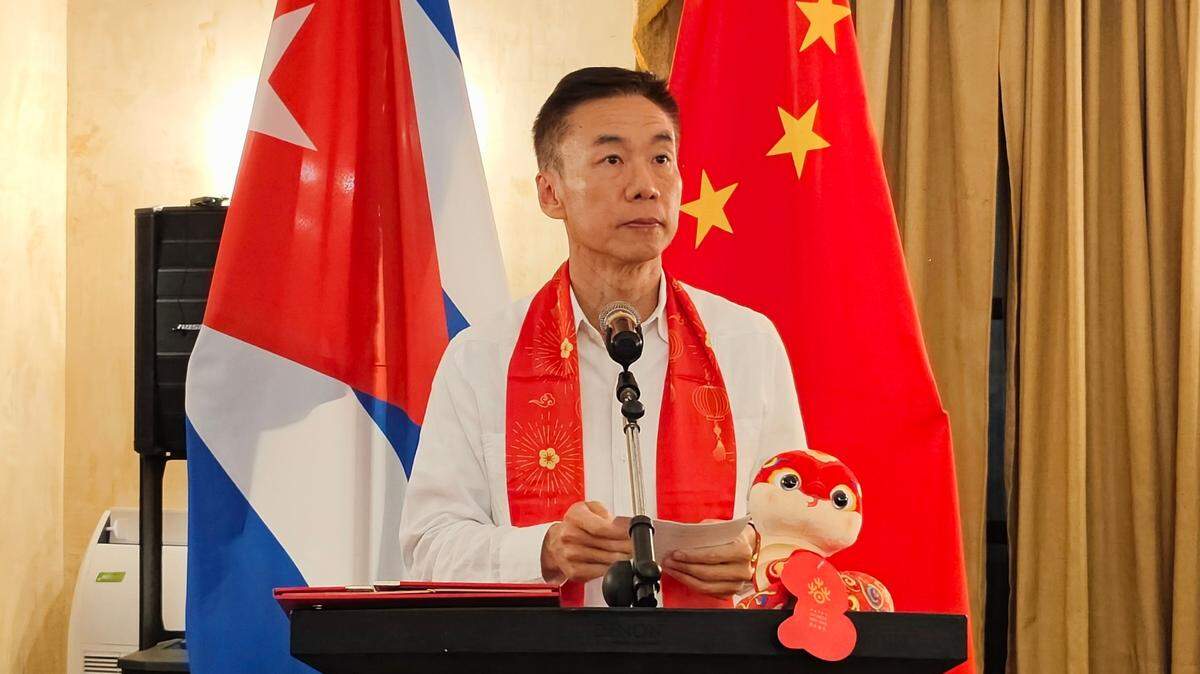 Foto de archivo del embajador de China, Hua Xin, durante la inauguración de la primera Exposición de Lámparas Chinas multicolores en el Hotel Nacional de Cuba.