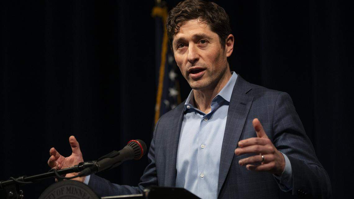 El alcalde de Mineápolis, Jacob Frey, habla durante una conferencia de prensa el 22 de enero de 2026 en Mineápolis, Minnesota.