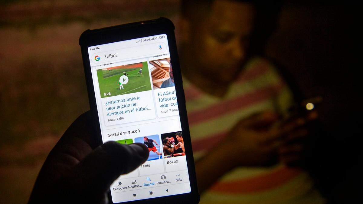 Young Cubans connect to internet from their mobile phone in Havana, on June 6, 2019. - Cubans do not hide their frustration six months after the arrival of mobile internet to the island as the connectivity is too expensive, slow and censored by the government. (Photo by YAMIL LAGE / AFP) (Photo by YAMIL LAGE/AFP via Getty Images)