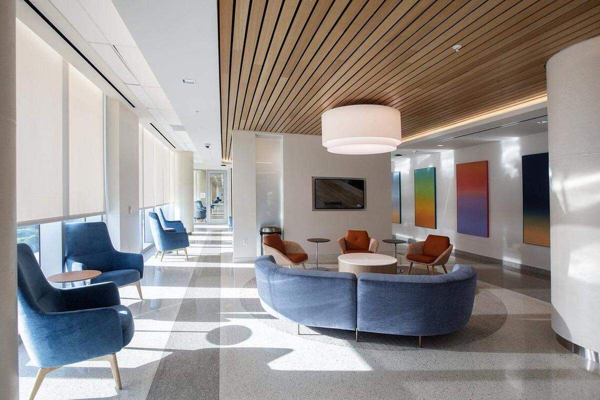 Sala de espera del Pabellón Oncológico del Centro Médico UHealth SoLé Mia, el centro ambulatorio más nuevo, grande y tecnológicamente avanzado del University of Miami Health System, en North Miami.