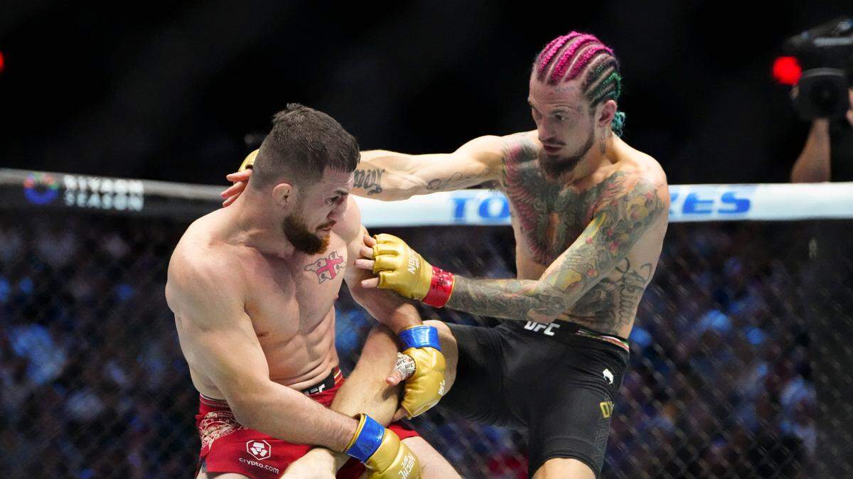 Merab Dvalishvili (izq.) pasó por encima de Sean O’Malley y logró lo que su mejor amigo, Aljamain Sterling no pudo: vencer a uno de los rostros más importantes de las artes marciales mixtas para convertirse en el nuevo campeón de las 135 libras, el sábado en Las Vegas.