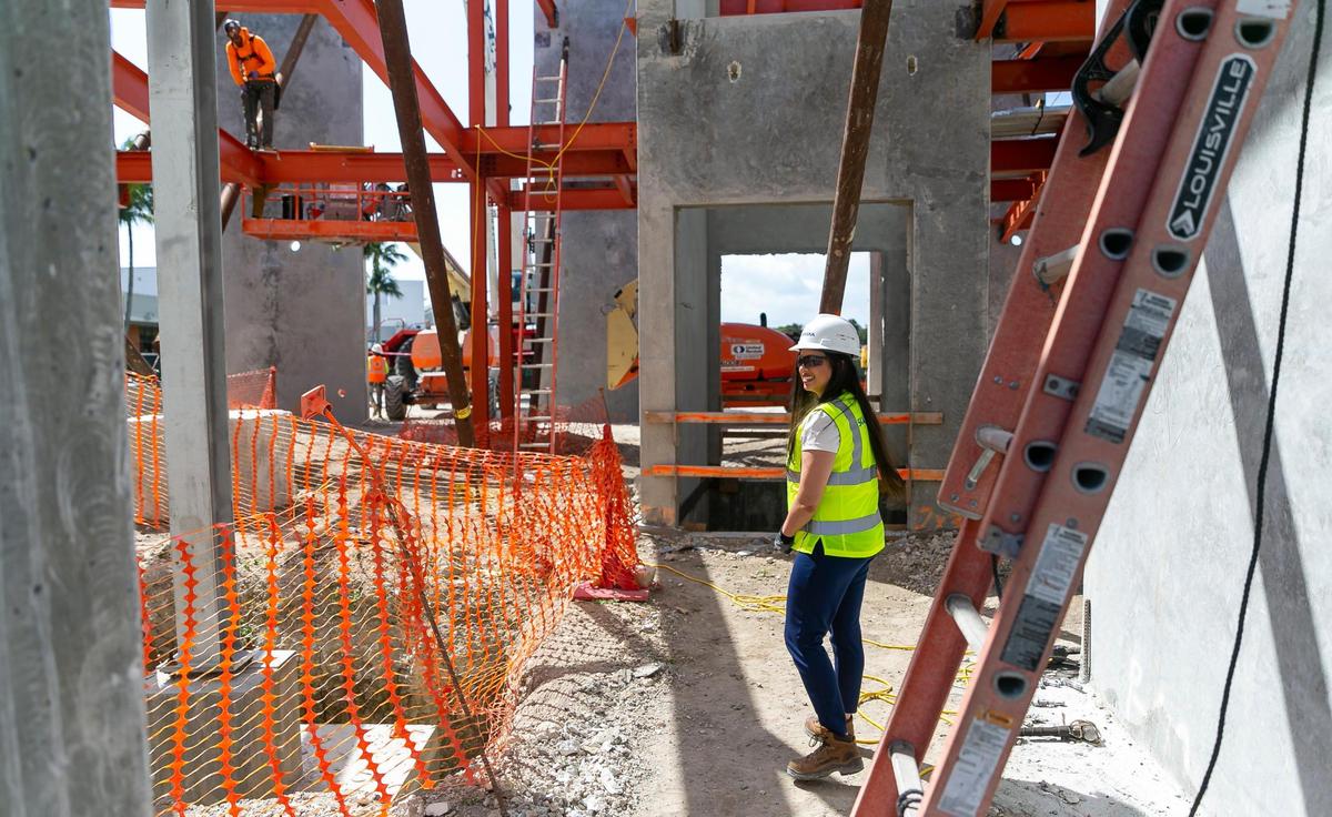 Mili Reyes-Briggs triunfa en la industria de la construcción, que ofrece buenas oportunidades de empleo y salario para las mujeres.