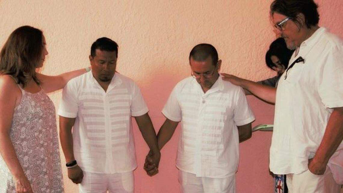Mariela Castro y su esposo, el italiano Paolo Titolo, en una ceremonia de la Iglesia Cristiana Metropolitana en Cuba.