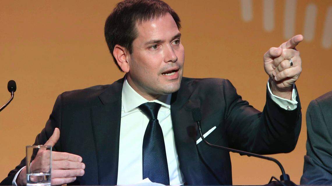 El senador estadounidense Marco Rubio habla en una conferencia de prensa en el marco de la Cumbre de las Américas en Lima, Perú, el 14 de abril de 2018.