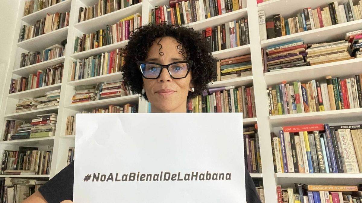 Artistas cubanos dentro y fuera de la isla, figuras desde el extranjero y activistas por los derechos humanos en Cuba han comenzado a impulsar a través de Twitter un hashtag para la no realización de la próxima Bienal de La Habana. (Foto tomada al perfil de Twitter de Cuco Fusco)